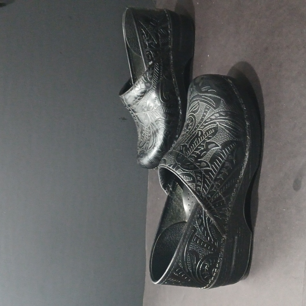 DANSKO  BLACK TOOLED LEATHER CLOGS WOMEN'S Sz 9.5 EU 40 PRE-OWNED